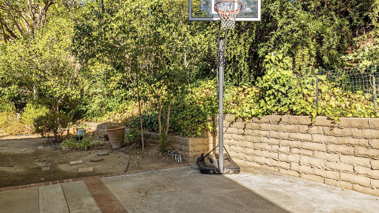 Photo of Outdoor in Woodland Hills