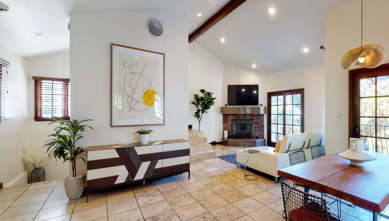 Photo of Livingroom in Beachwood Canyon