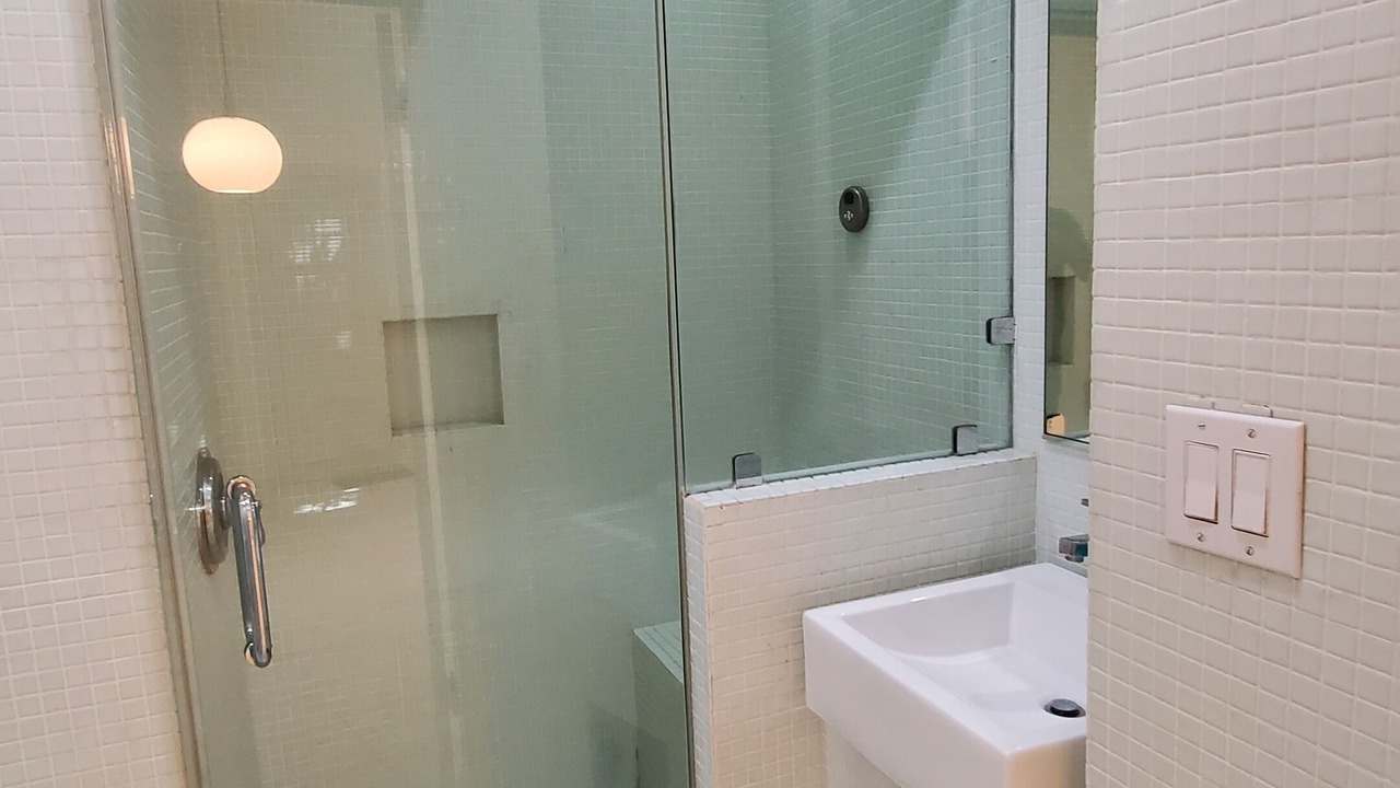 Photo of Bathroom in Greater Wilshire - Hancock Park