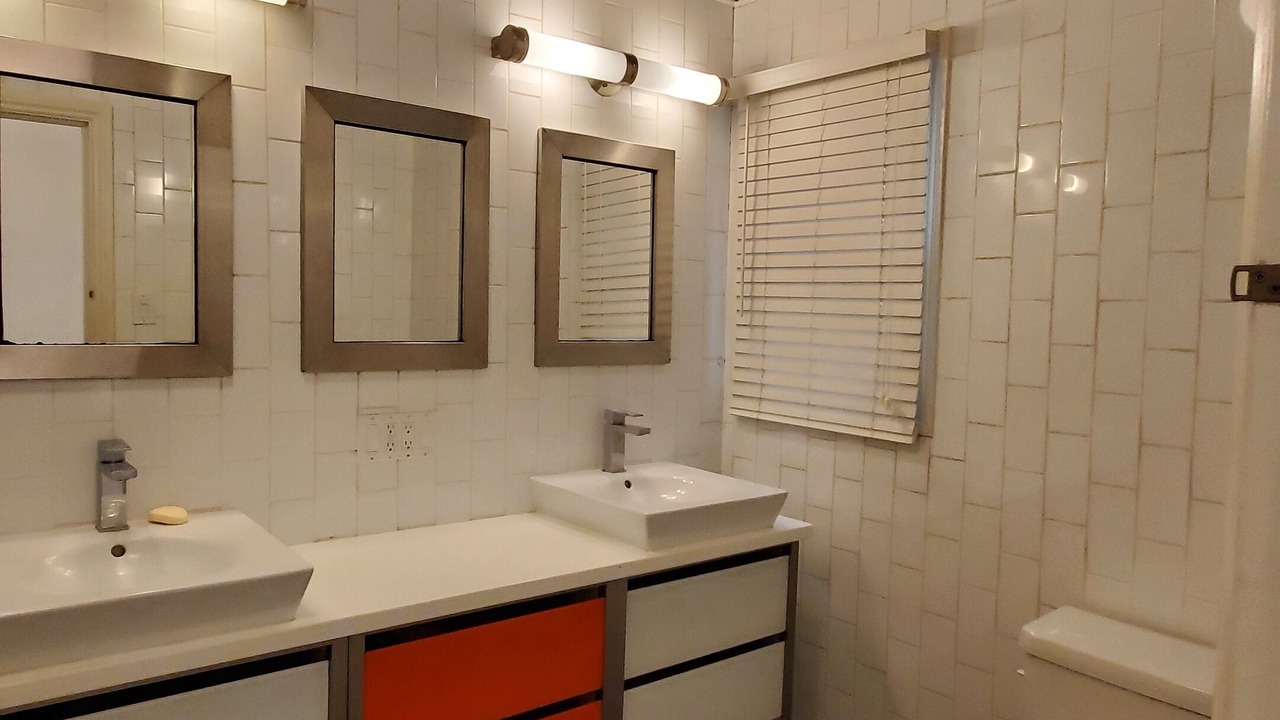 Photo of Bathroom in Greater Wilshire - Hancock Park