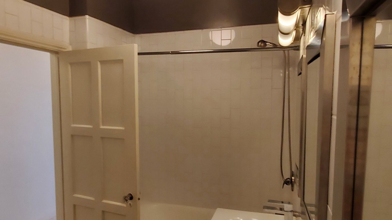 Photo of Bathroom in Greater Wilshire - Hancock Park
