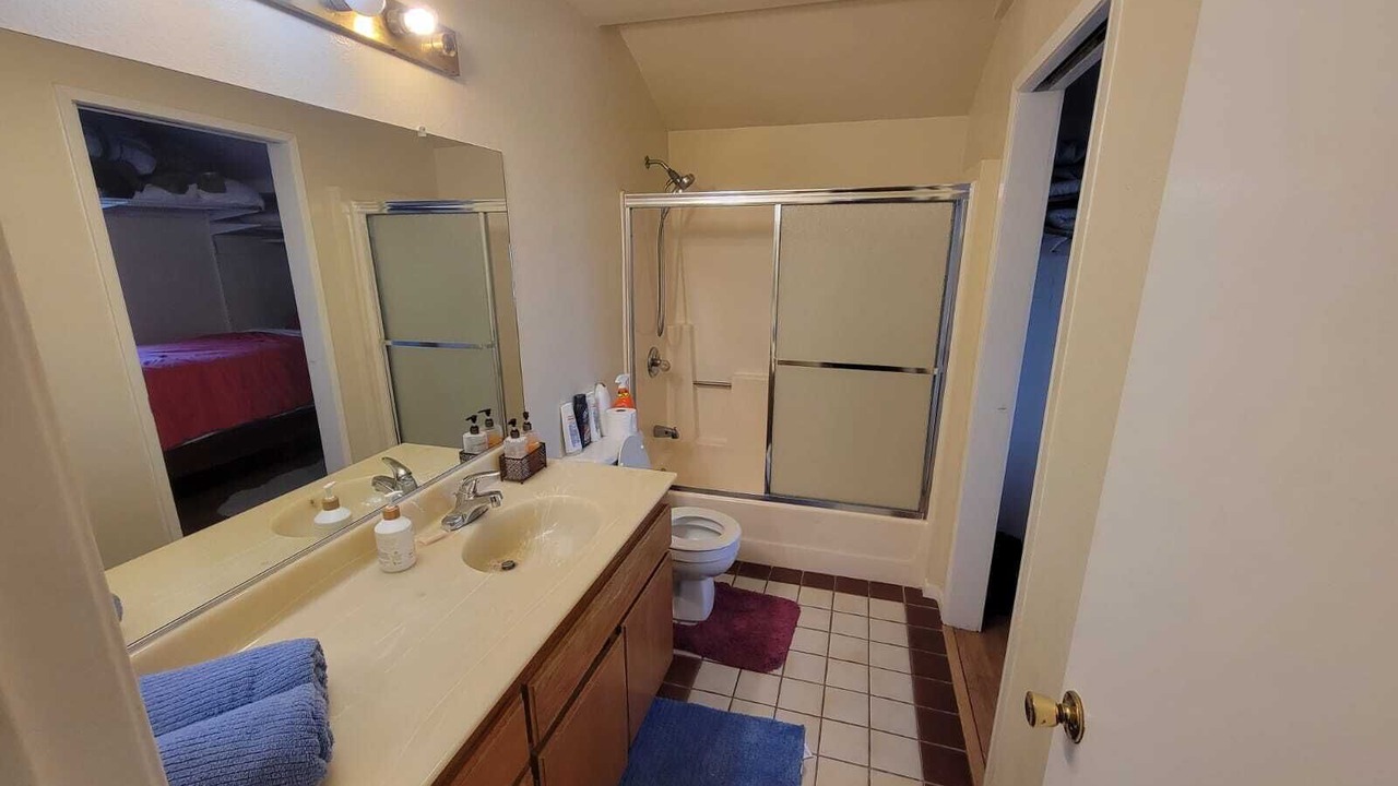 Photo of Bathroom in Lamanda Park