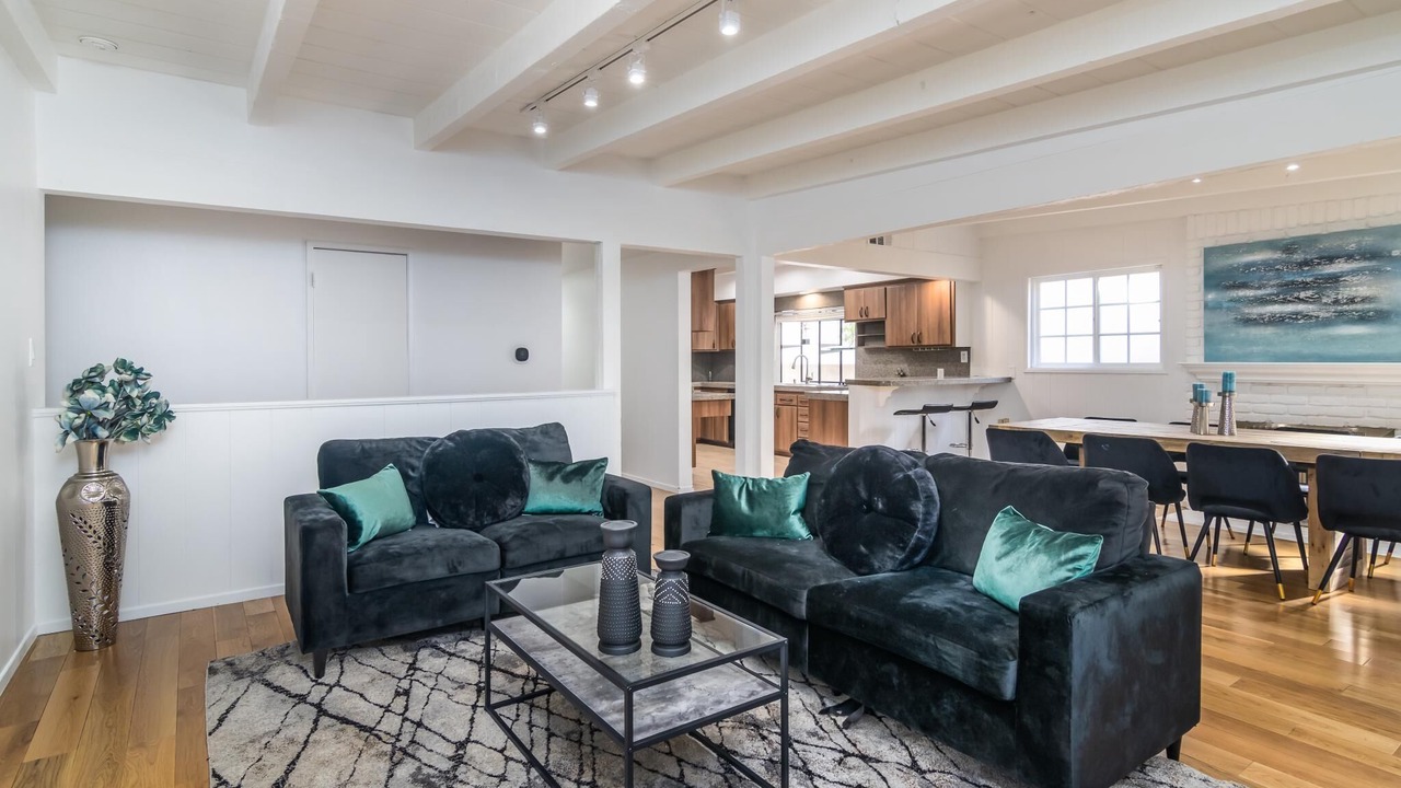 Photo of Livingroom in Valley Glen