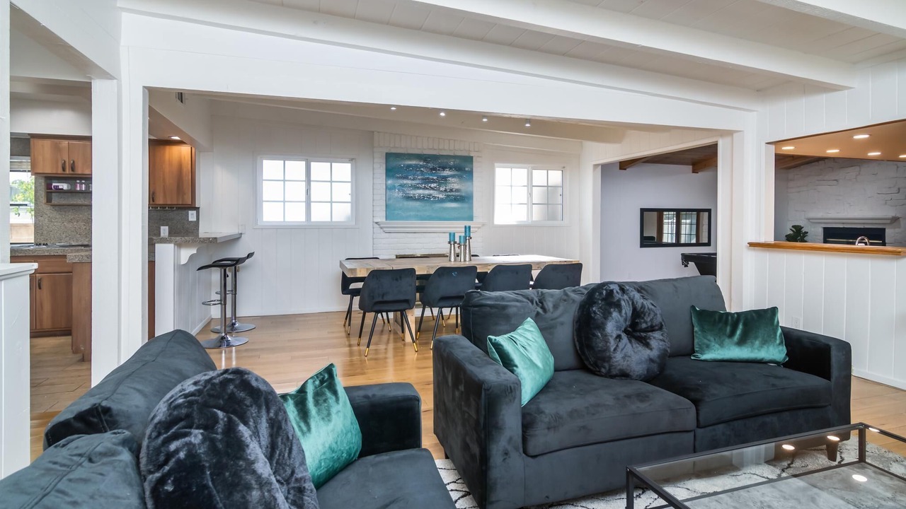 Photo of Livingroom in Valley Glen