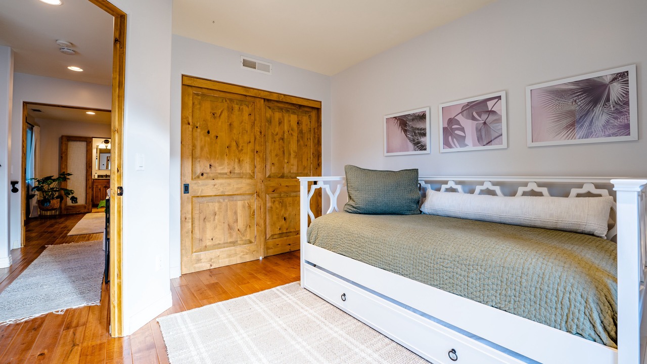 Photo of Bedroom in Cardiff-by-the-Sea