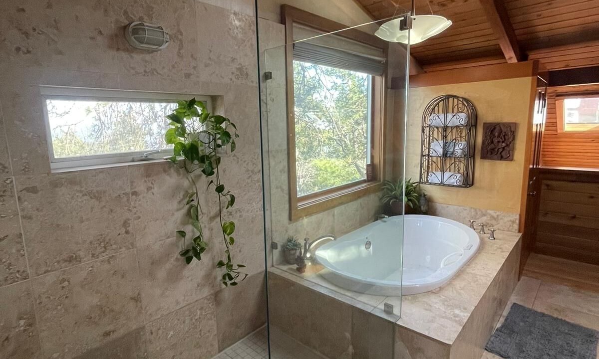 Photo of Bathroom in Twin Peaks