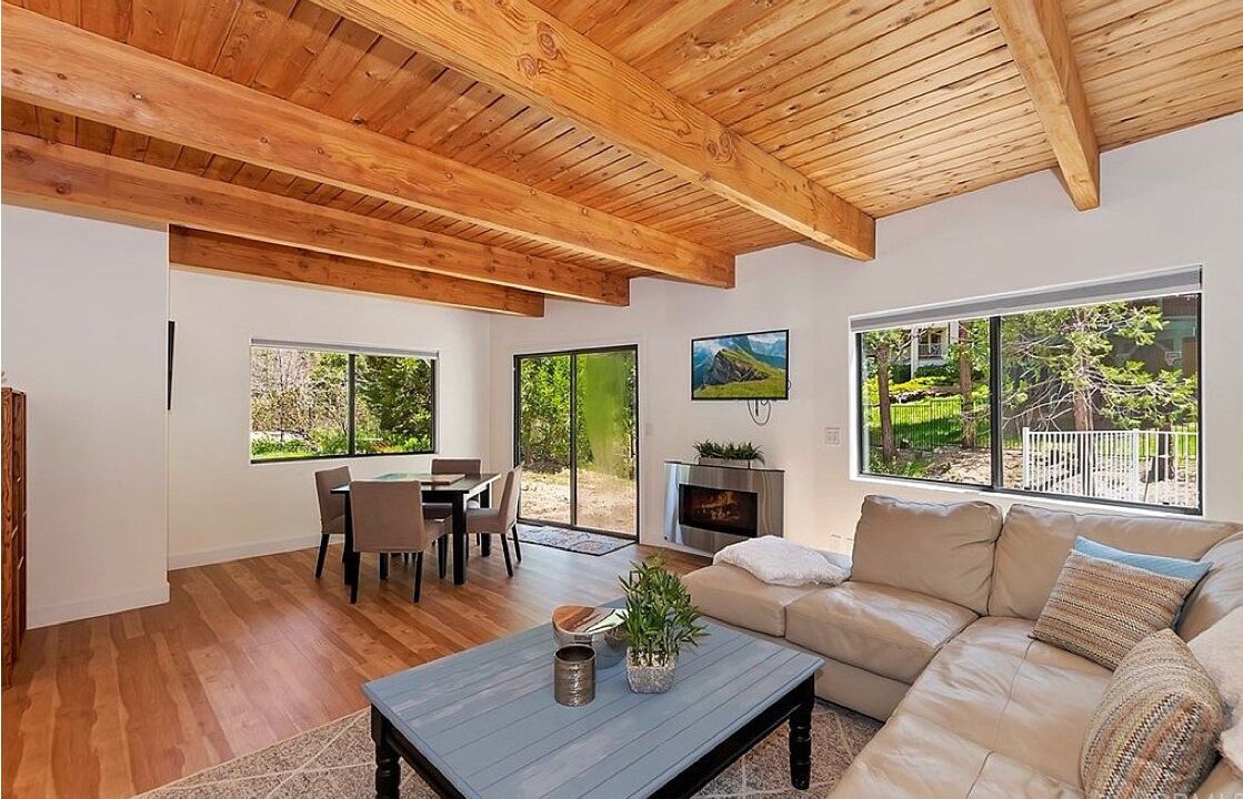 Photo of Livingroom in Lake Arrowhead