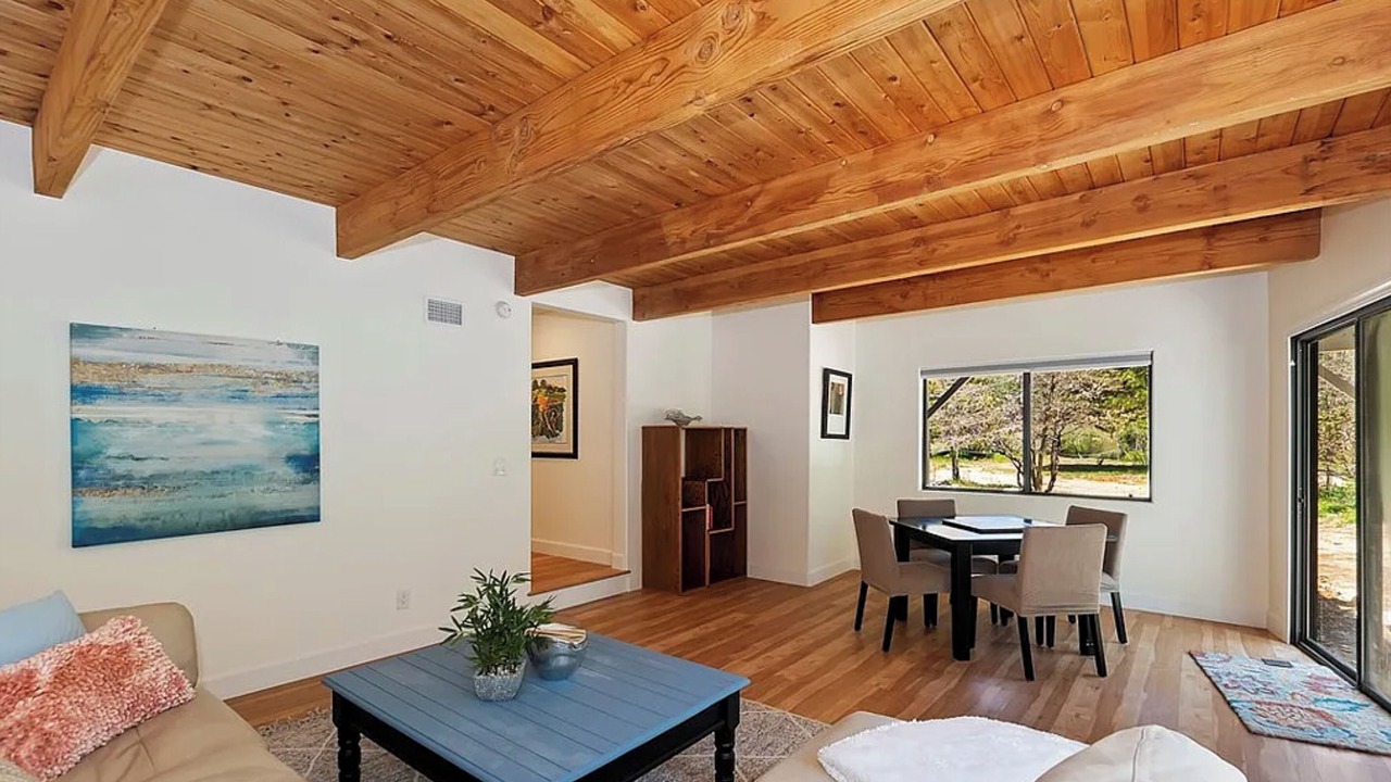 Photo of Livingroom in Lake Arrowhead