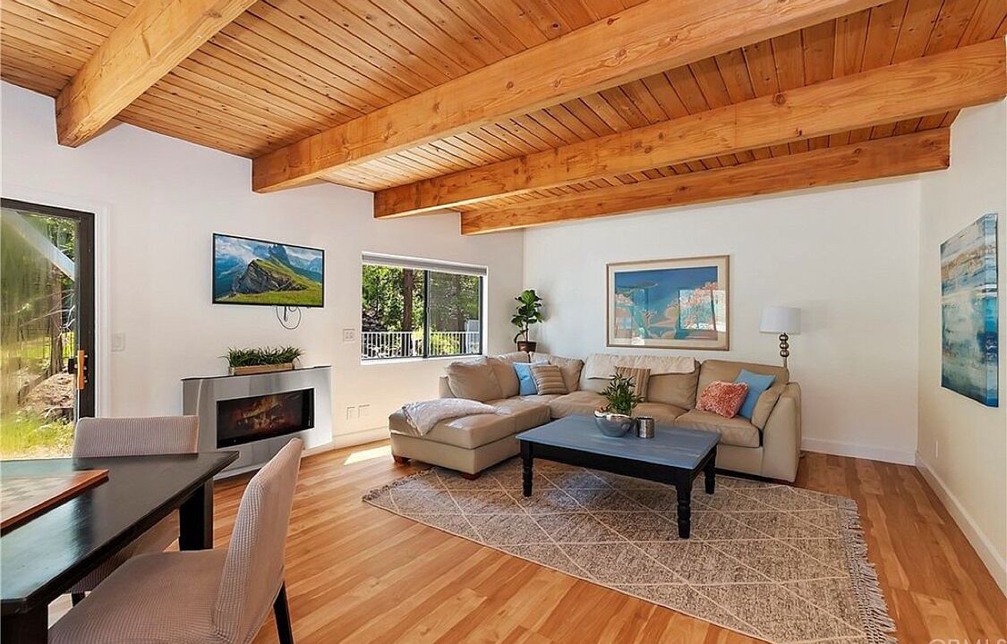 Photo of Livingroom in Lake Arrowhead