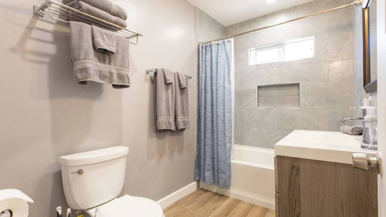 Photo of Bathroom in Mid-Wilshire