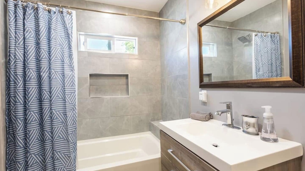 Photo of Bathroom in Mid-Wilshire