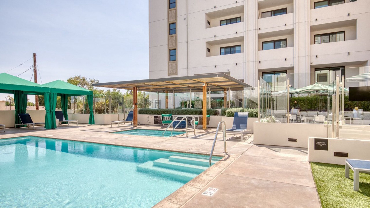 Photo of Outdoor in Mid-Wilshire