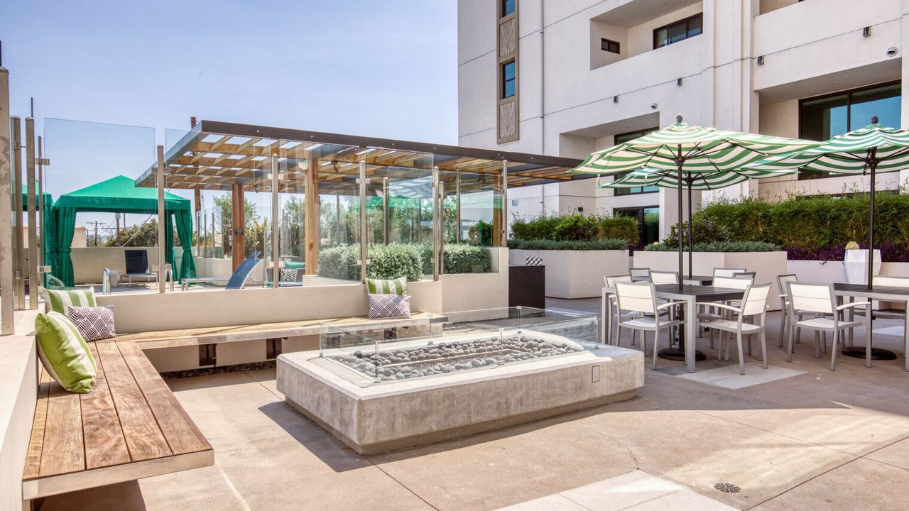 Photo of Outdoor in Mid-Wilshire