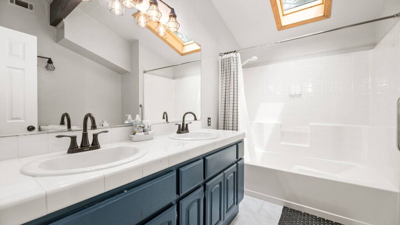 Photo of Bathroom in Peter Pan