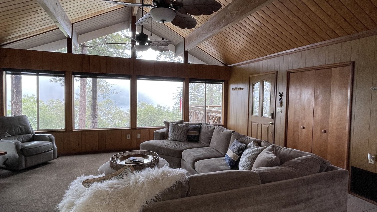 Photo of Livingroom in Crestline