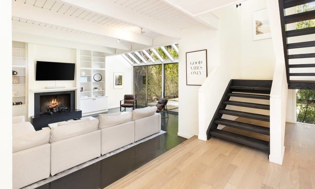 Photo of Livingroom in Eastern Malibu