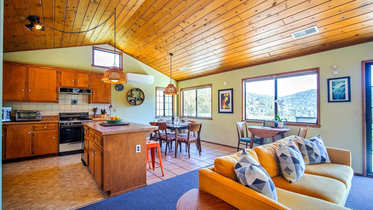 Photo of Livingroom in Crestline