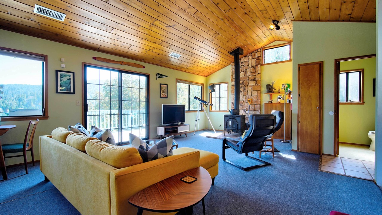 Photo of Bedroom in Crestline