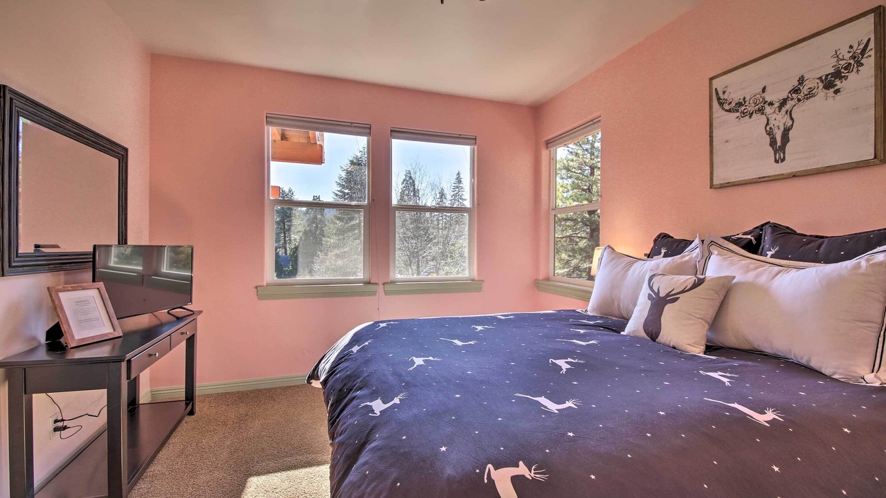 Photo of Bedroom in Twin Peaks