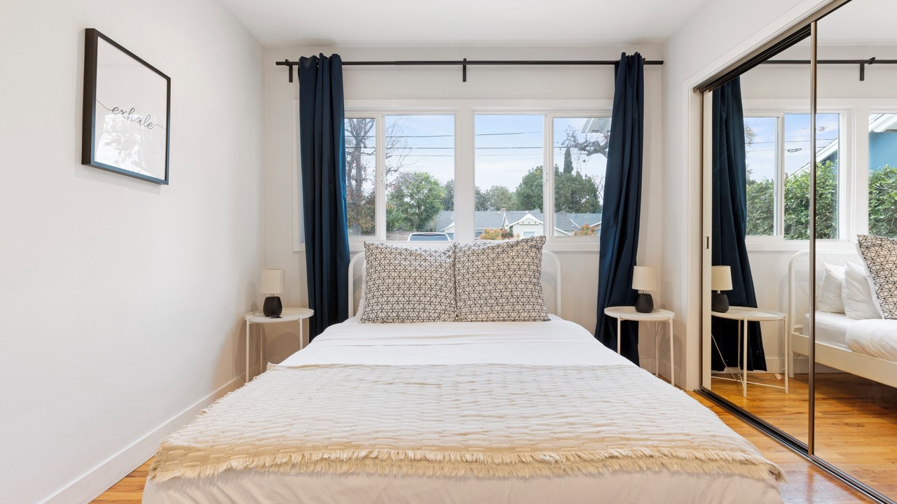 Photo of Bedroom in Valley Glen