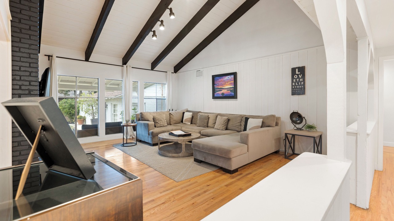 Photo of Livingroom in Valley Glen