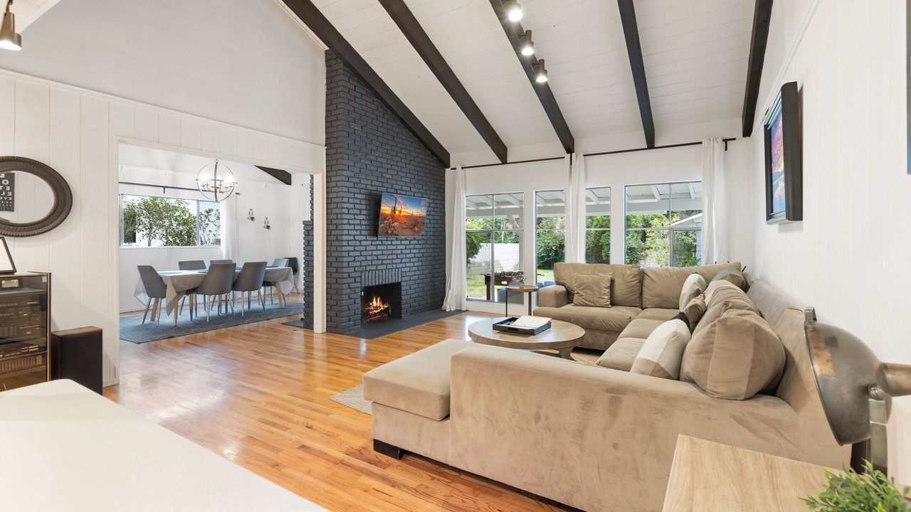 Photo of Livingroom in Valley Glen