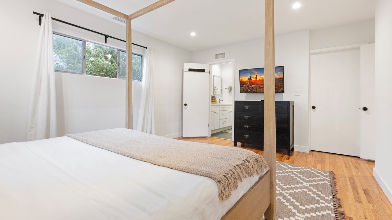 Photo of Bedroom in Valley Glen