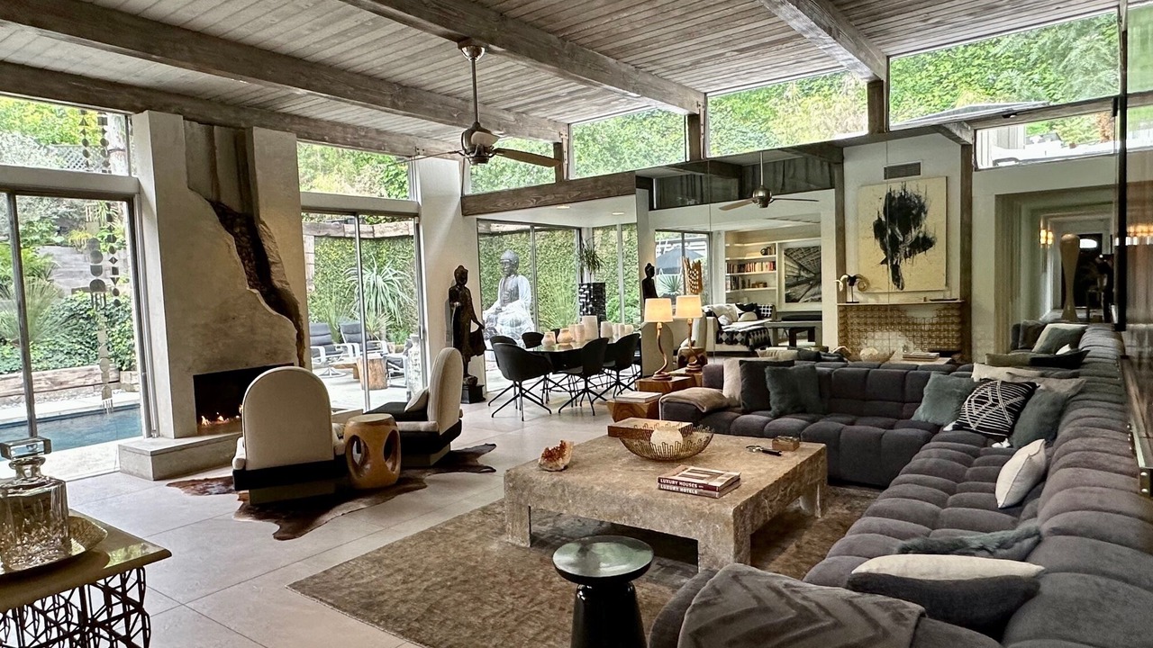 Photo of Livingroom in Beverly Glen