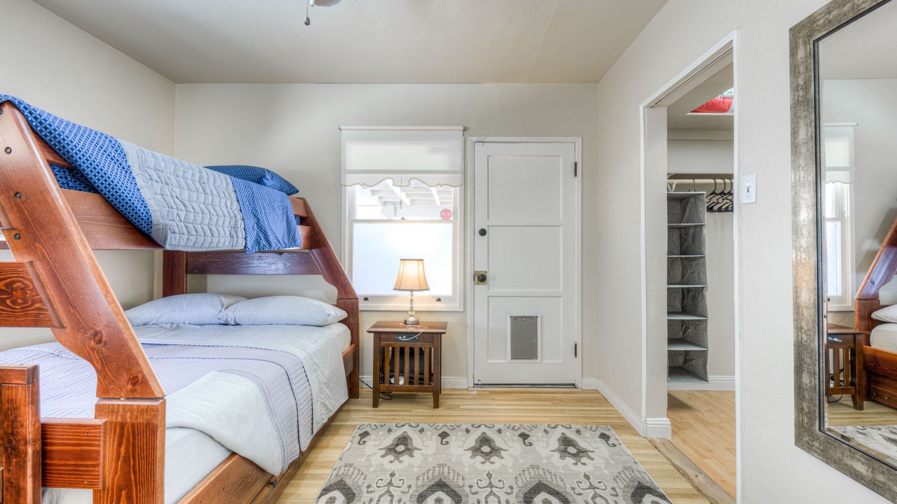 Photo of Bedroom in Oleander - Sunset