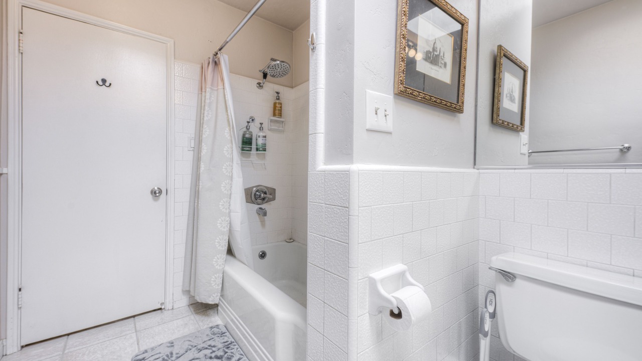 Photo of Bathroom in Oleander - Sunset