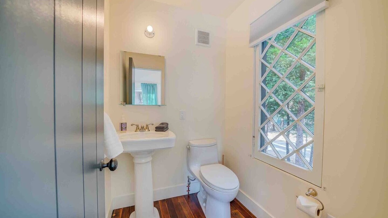Photo of Bathroom in Twin Peaks