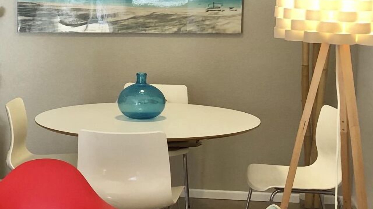 Photo of Livingroom in Racquet Club West