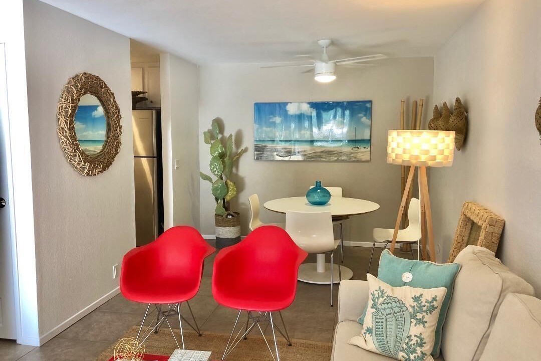 Photo of Livingroom in Racquet Club West