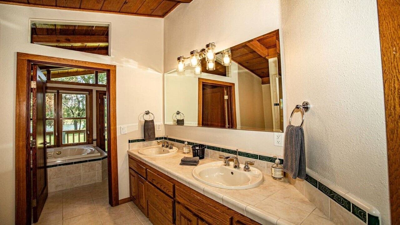 Photo of Bathroom in Cascade