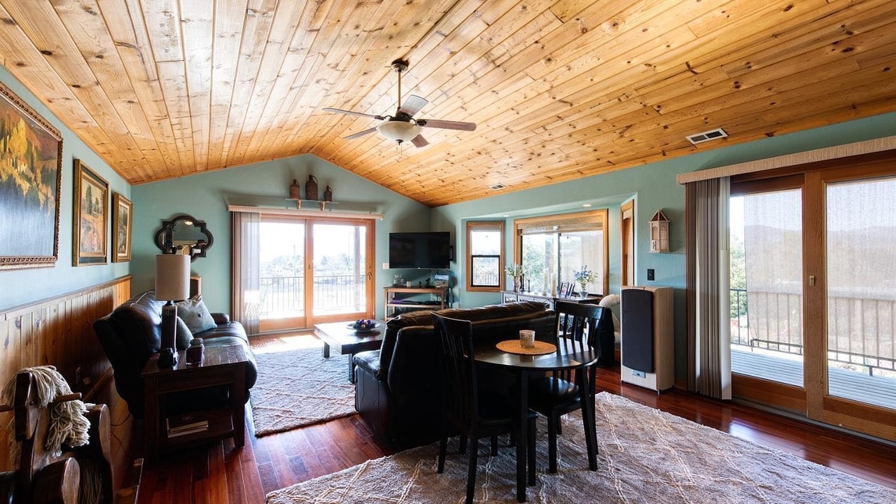 Photo of Livingroom in Ukiah