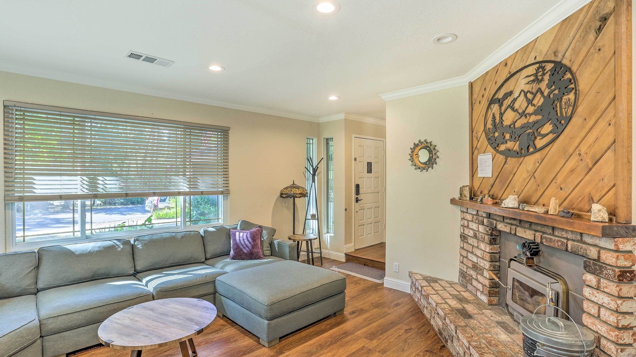 Photo of Livingroom in Lakehead-Lakeshore