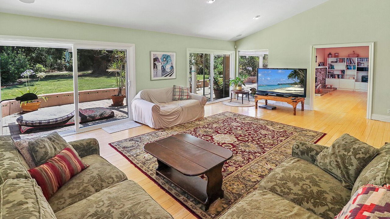 Photo of Livingroom in Woodland Hills