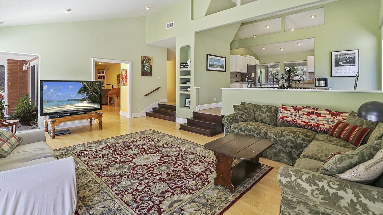 Photo of Livingroom in Woodland Hills