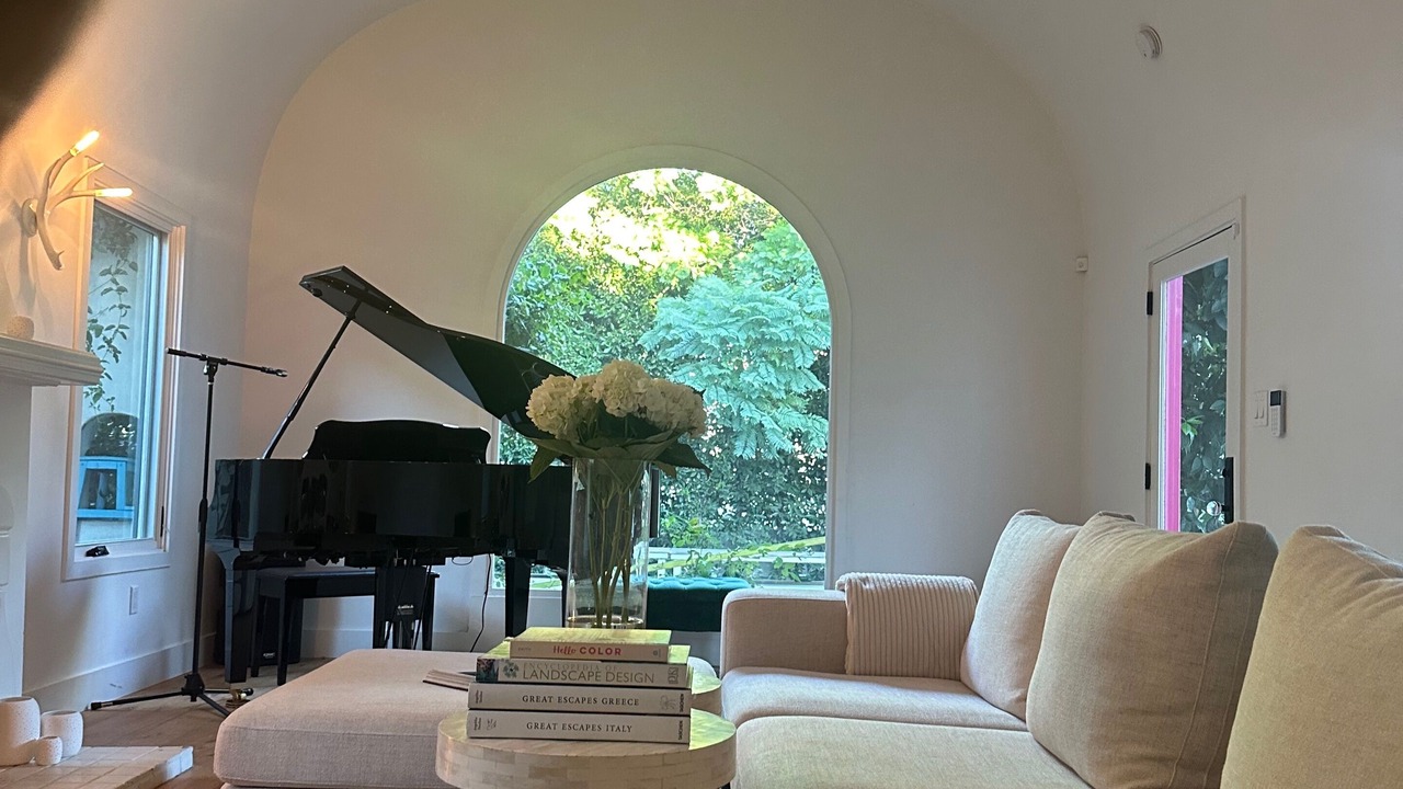 Photo of Livingroom in Beverly Grove