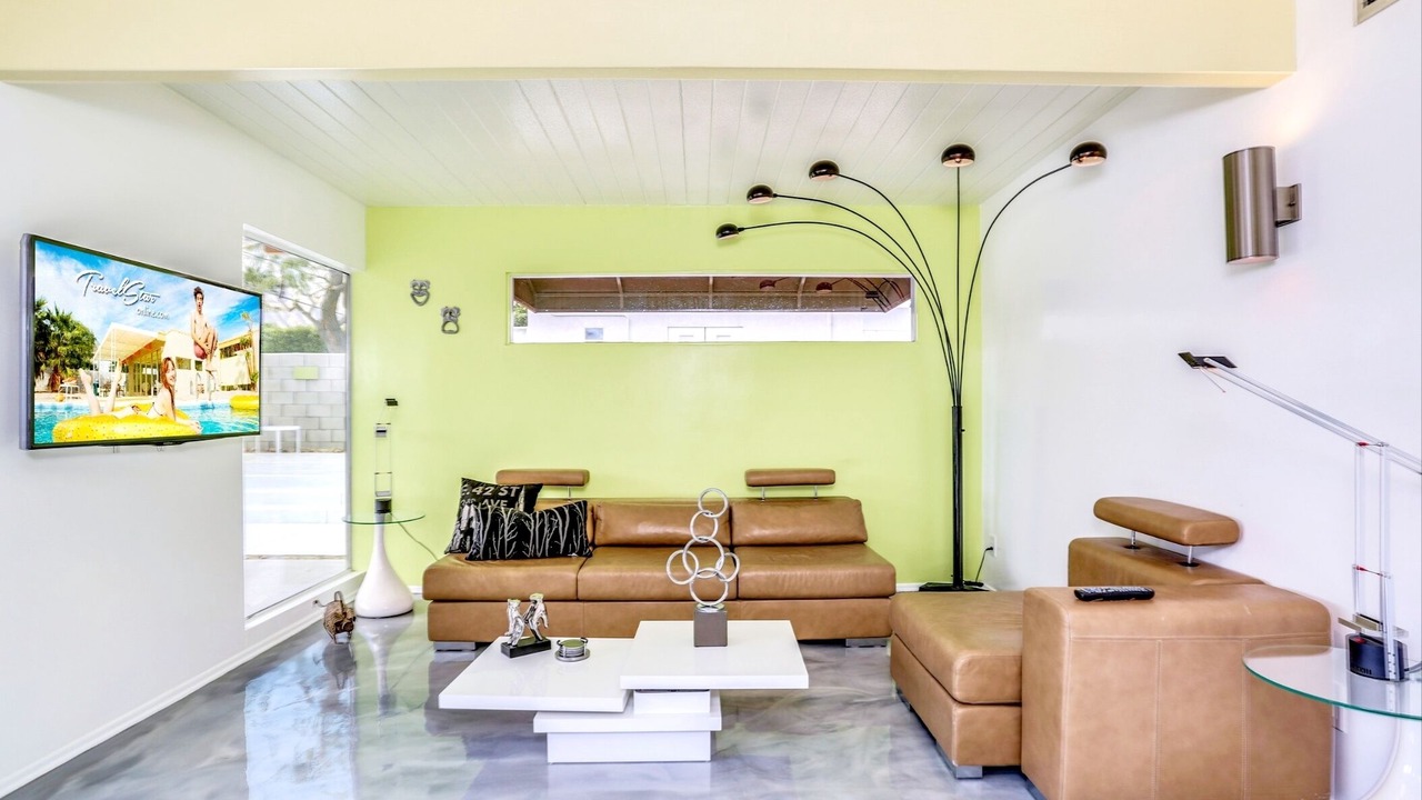 Photo of Livingroom in Racquet Club Estates