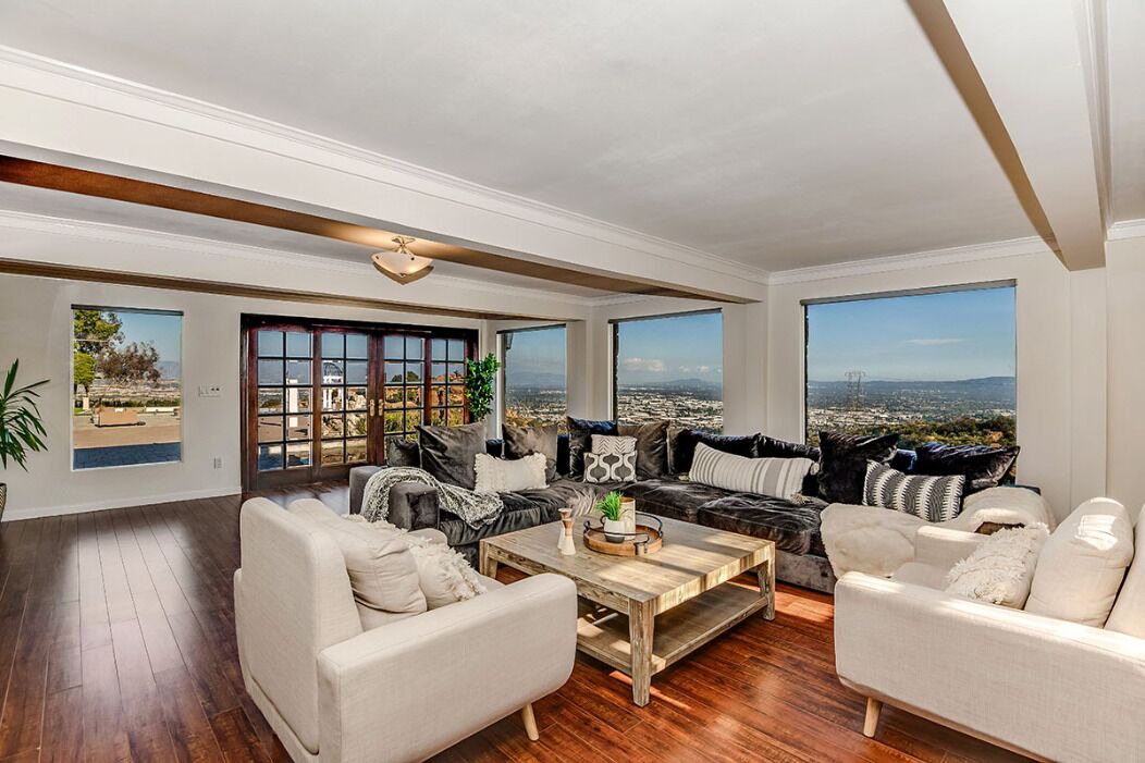 Photo of Livingroom in Chatsworth