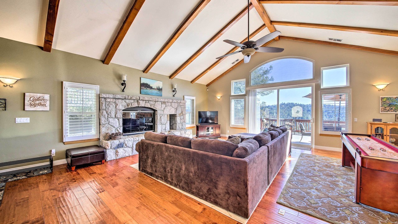 Photo of Livingroom in Lake Arrowhead