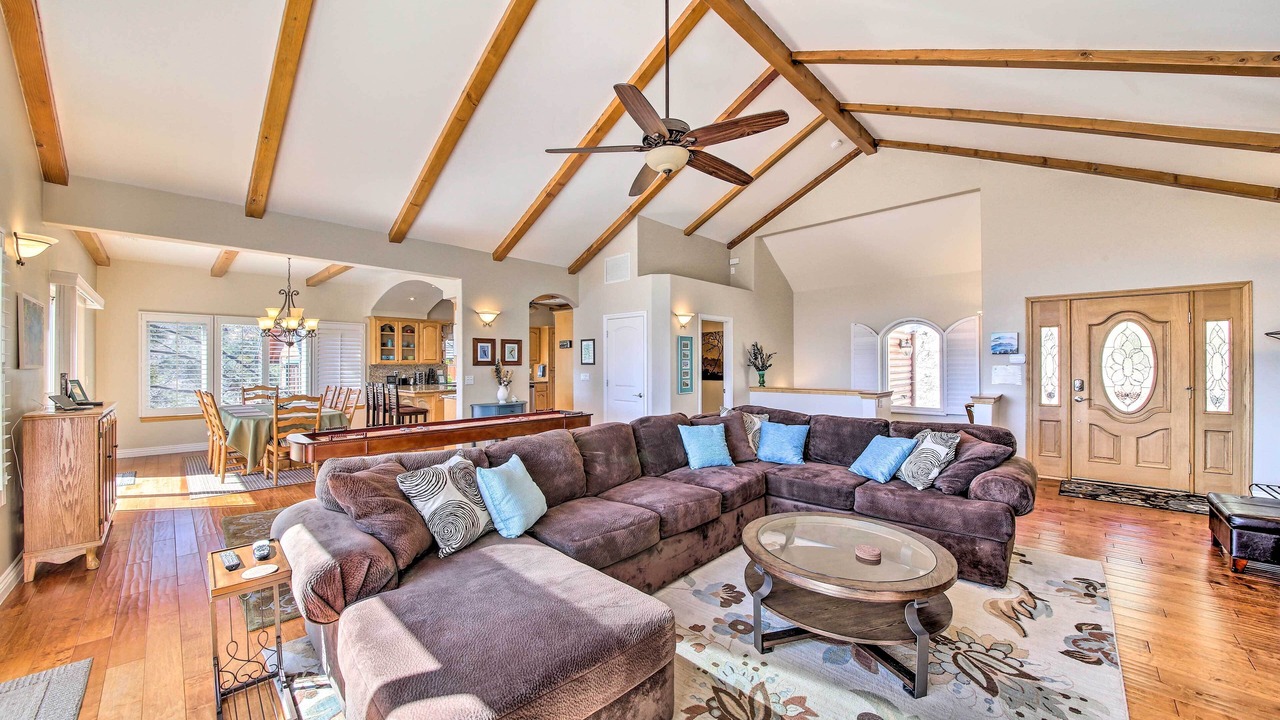 Photo of Livingroom in Lake Arrowhead