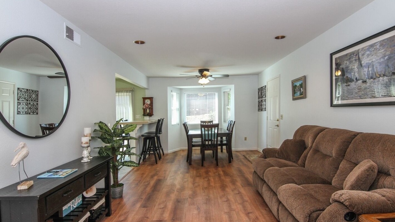 Photo of Livingroom in North Broadway
