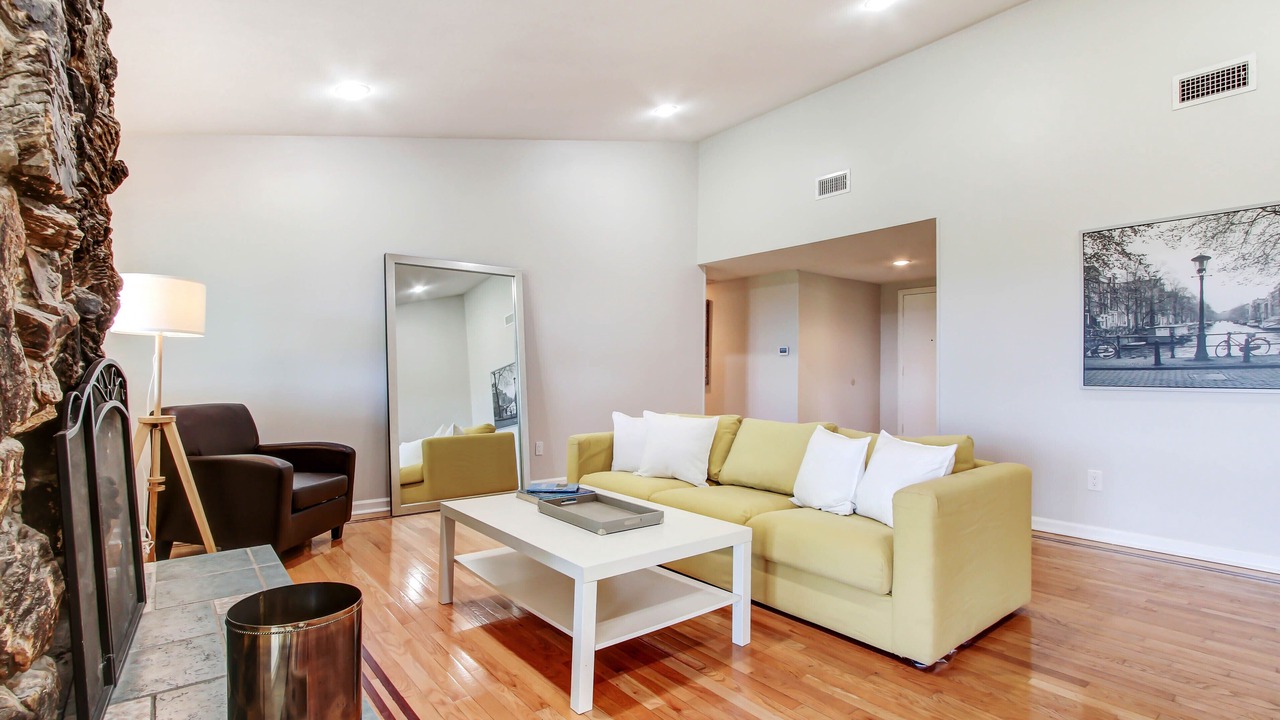 Photo of Livingroom in Woodland Hills