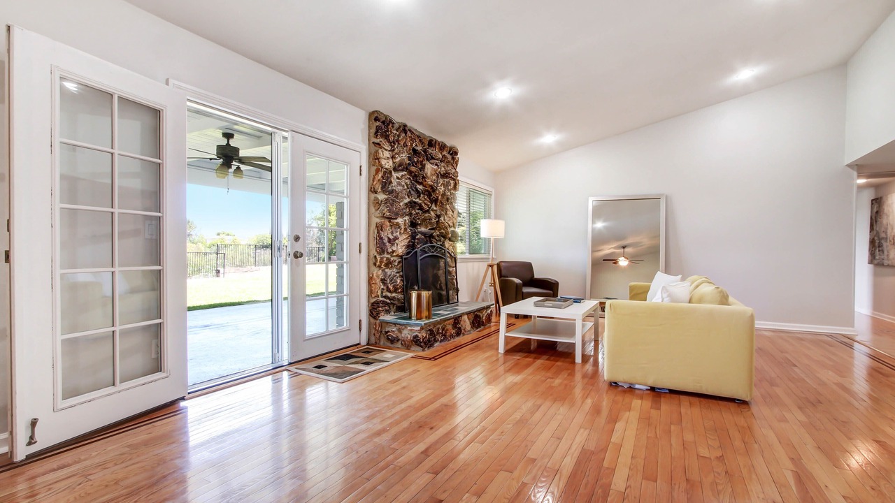 Photo of Livingroom in Woodland Hills