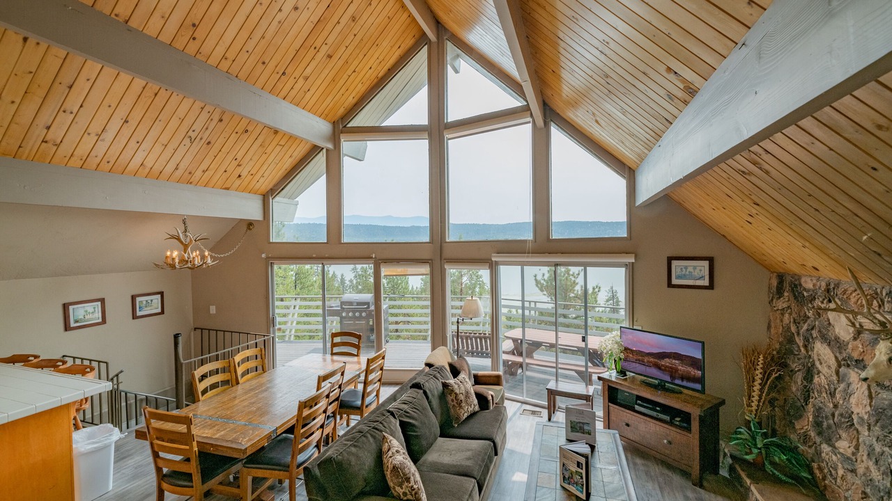 Photo of Livingroom in Fawnskin