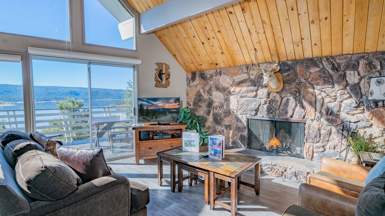 Photo of Livingroom in Fawnskin