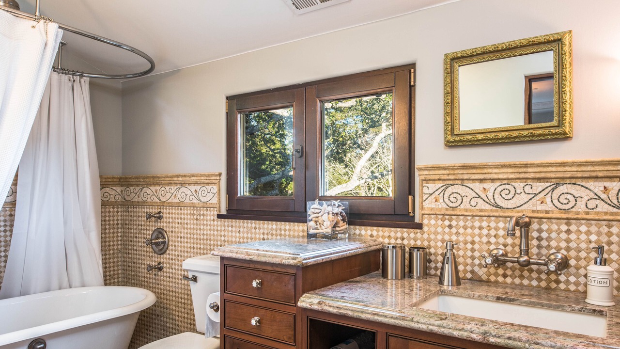 Photo of Bathroom in Golden Rectangle