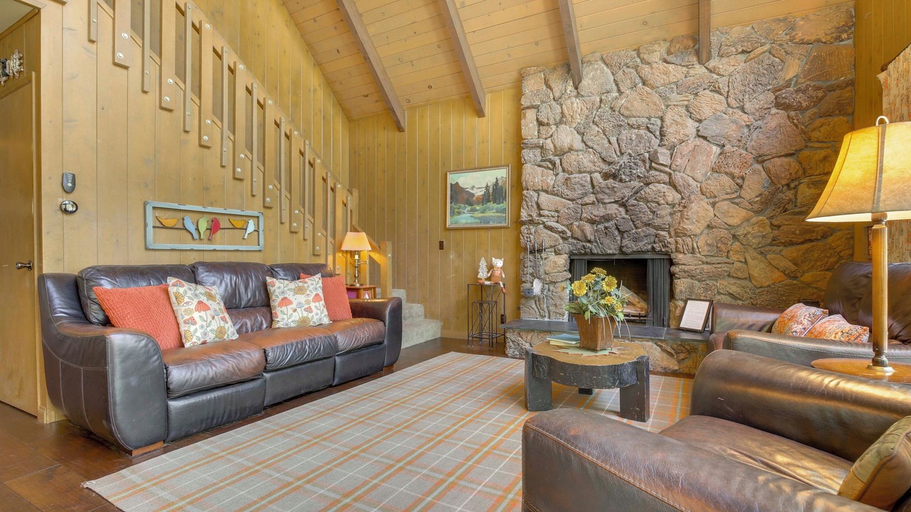 Photo of Livingroom in Lake Arrowhead